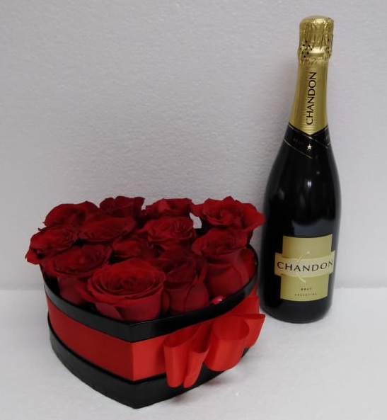 Caja corazn con 12 Rosas y Champagne Chandon 375 cc